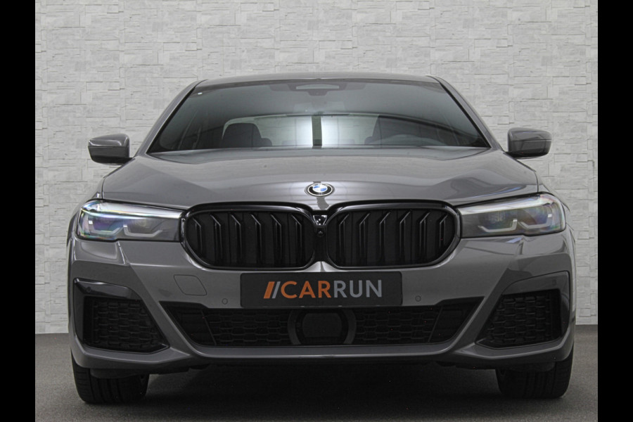 BMW 5 Serie 545e xDrive M-Sport | ACC | Head-Up | 19'' | Stuurverwarming | Sfeerverlichting | Carplay | Sportremmen | Getint Glas | Draadloos Laden | Sportstoelen | Live Cockpit Pro | LED |