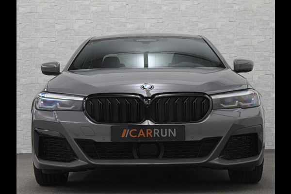 BMW 5 Serie 545e xDrive M-Sport | ACC | Head-Up | 19'' | Stuurverwarming | Sfeerverlichting | Carplay | Sportremmen | Getint Glas | Draadloos Laden | Sportstoelen | Live Cockpit Pro | LED |