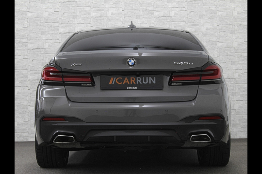 BMW 5 Serie 545e xDrive M-Sport | ACC | Head-Up | 19'' | Stuurverwarming | Sfeerverlichting | Carplay | Sportremmen | Getint Glas | Draadloos Laden | Sportstoelen | Live Cockpit Pro | LED |