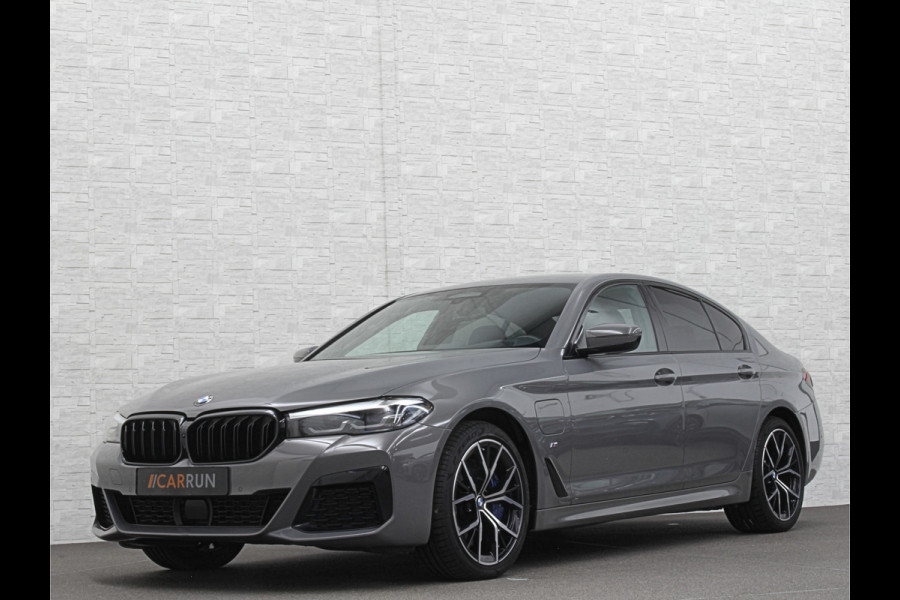 BMW 5 Serie 545e xDrive M-Sport | ACC | Head-Up | 19'' | Stuurverwarming | Sfeerverlichting | Carplay | Sportremmen | Getint Glas | Draadloos Laden | Sportstoelen | Live Cockpit Pro | LED |