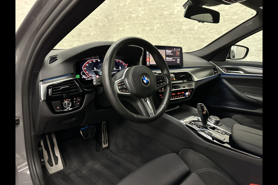 BMW 5 Serie 545e xDrive M-Sport | ACC | Head-Up | 19'' | Stuurverwarming | Sfeerverlichting | Carplay | Sportremmen | Getint Glas | Draadloos Laden | Sportstoelen | Live Cockpit Pro | LED |