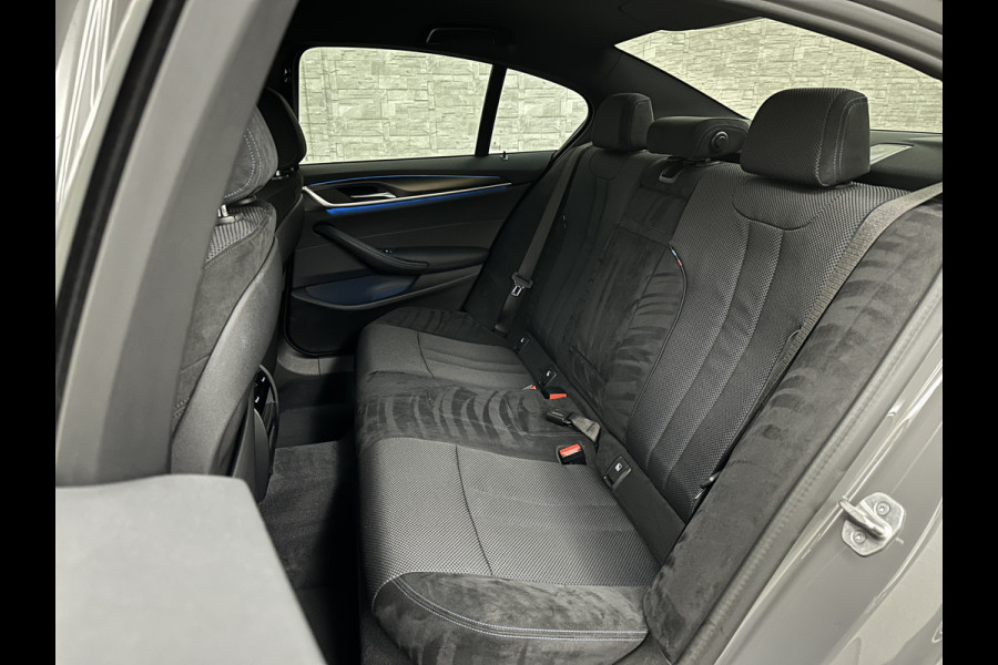 BMW 5 Serie 545e xDrive M-Sport | ACC | Head-Up | 19'' | Stuurverwarming | Sfeerverlichting | Carplay | Sportremmen | Getint Glas | Draadloos Laden | Sportstoelen | Live Cockpit Pro | LED |