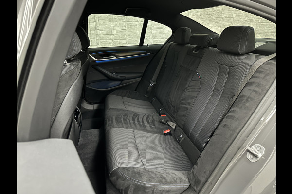 BMW 5 Serie 545e xDrive M-Sport | ACC | Head-Up | 19'' | Stuurverwarming | Sfeerverlichting | Carplay | Sportremmen | Getint Glas | Draadloos Laden | Sportstoelen | Live Cockpit Pro | LED |