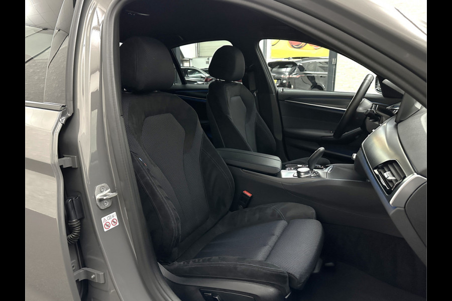 BMW 5 Serie 545e xDrive M-Sport | ACC | Head-Up | 19'' | Stuurverwarming | Sfeerverlichting | Carplay | Sportremmen | Getint Glas | Draadloos Laden | Sportstoelen | Live Cockpit Pro | LED |