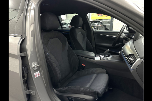 BMW 5 Serie 545e xDrive M-Sport | ACC | Head-Up | 19'' | Stuurverwarming | Sfeerverlichting | Carplay | Sportremmen | Getint Glas | Draadloos Laden | Sportstoelen | Live Cockpit Pro | LED |
