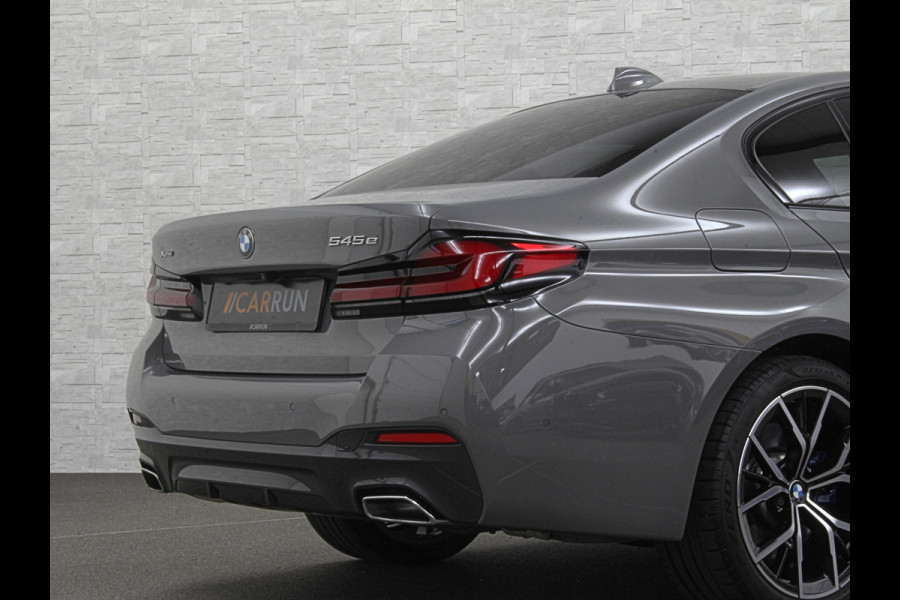 BMW 5 Serie 545e xDrive M-Sport | ACC | Head-Up | 19'' | Stuurverwarming | Sfeerverlichting | Carplay | Sportremmen | Getint Glas | Draadloos Laden | Sportstoelen | Live Cockpit Pro | LED |