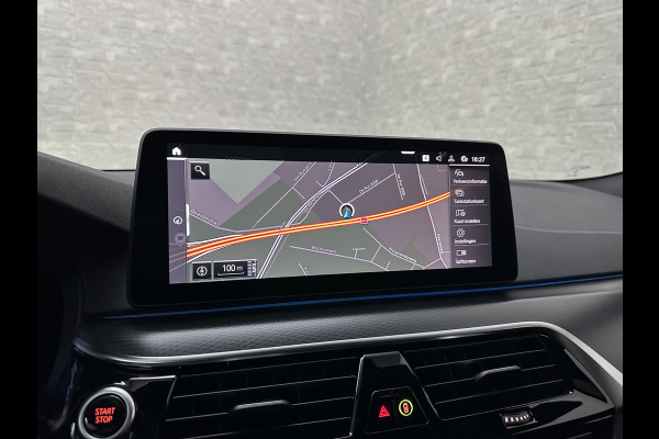 BMW 5 Serie 545e xDrive M-Sport | ACC | Head-Up | 19'' | Stuurverwarming | Sfeerverlichting | Carplay | Sportremmen | Getint Glas | Draadloos Laden | Sportstoelen | Live Cockpit Pro | LED |