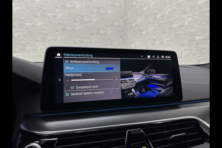 BMW 5 Serie 545e xDrive M-Sport | ACC | Head-Up | 19'' | Stuurverwarming | Sfeerverlichting | Carplay | Sportremmen | Getint Glas | Draadloos Laden | Sportstoelen | Live Cockpit Pro | LED |
