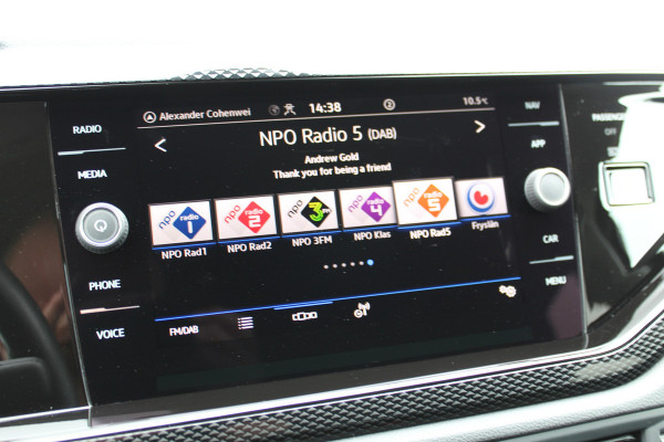 Volkswagen Taigo 1.0-96pk TSI Edition. Zeer nette en luxe hoogzitter, slechts 33.500km ! Airco, cruise cntrl adaptief, camera, pdc achter, trekhaak, LED verlichting, Apple Carplay/Android auto, bluetooth telefoonvoorb., digitaal dashboard etc.