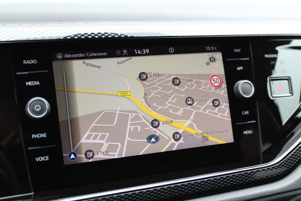 Volkswagen Taigo 1.0-96pk TSI Edition. Zeer nette en luxe hoogzitter, slechts 33.500km ! Airco, cruise cntrl adaptief, camera, pdc achter, trekhaak, LED verlichting, Apple Carplay/Android auto, bluetooth telefoonvoorb., digitaal dashboard etc.