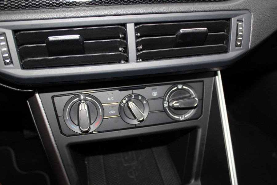 Volkswagen Taigo 1.0-96pk TSI Edition. Zeer nette en luxe hoogzitter, slechts 33.500km ! Airco, cruise cntrl adaptief, camera, pdc achter, trekhaak, LED verlichting, Apple Carplay/Android auto, bluetooth telefoonvoorb., digitaal dashboard etc.