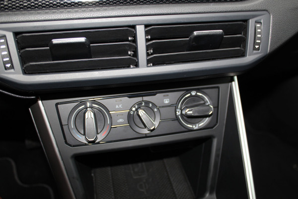 Volkswagen Taigo 1.0-96pk TSI Edition. Zeer nette en luxe hoogzitter, slechts 33.500km ! Airco, cruise cntrl adaptief, camera, pdc achter, trekhaak, LED verlichting, Apple Carplay/Android auto, bluetooth telefoonvoorb., digitaal dashboard etc.