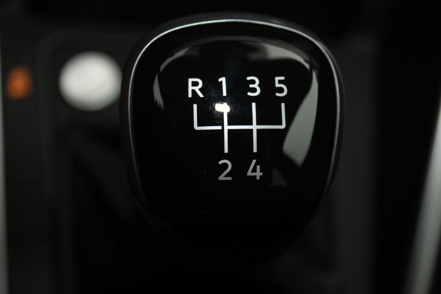 Volkswagen Taigo 1.0-96pk TSI Edition. Zeer nette en luxe hoogzitter, slechts 33.500km ! Airco, cruise cntrl adaptief, camera, pdc achter, trekhaak, LED verlichting, Apple Carplay/Android auto, bluetooth telefoonvoorb., digitaal dashboard etc.