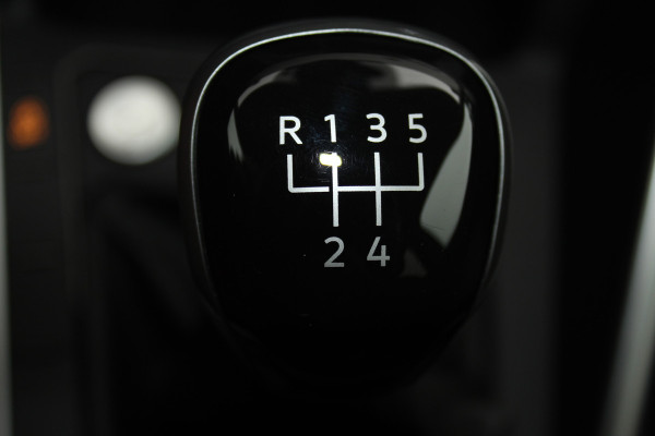 Volkswagen Taigo 1.0-96pk TSI Edition. Zeer nette en luxe hoogzitter, slechts 33.500km ! Airco, cruise cntrl adaptief, camera, pdc achter, trekhaak, LED verlichting, Apple Carplay/Android auto, bluetooth telefoonvoorb., digitaal dashboard etc.