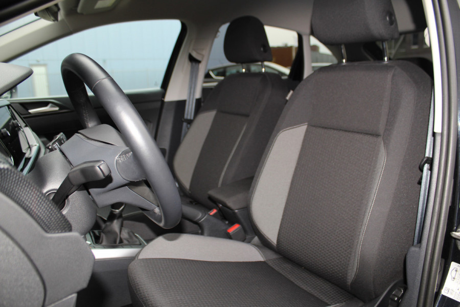 Volkswagen Taigo 1.0-96pk TSI Edition. Zeer nette en luxe hoogzitter, slechts 33.500km ! Airco, cruise cntrl adaptief, camera, pdc achter, trekhaak, LED verlichting, Apple Carplay/Android auto, bluetooth telefoonvoorb., digitaal dashboard etc.