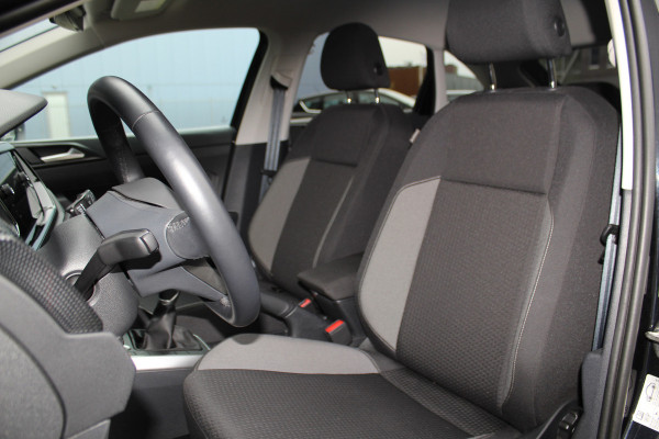 Volkswagen Taigo 1.0-96pk TSI Edition. Zeer nette en luxe hoogzitter, slechts 33.500km ! Airco, cruise cntrl adaptief, camera, pdc achter, trekhaak, LED verlichting, Apple Carplay/Android auto, bluetooth telefoonvoorb., digitaal dashboard etc.