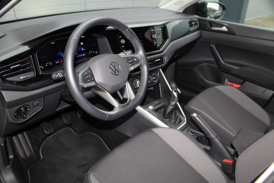 Volkswagen Taigo 1.0-96pk TSI Edition. Zeer nette en luxe hoogzitter, slechts 33.500km ! Airco, cruise cntrl adaptief, camera, pdc achter, trekhaak, LED verlichting, Apple Carplay/Android auto, bluetooth telefoonvoorb., digitaal dashboard etc.