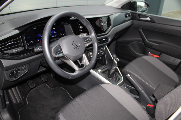 Volkswagen Taigo 1.0-96pk TSI Edition. Zeer nette en luxe hoogzitter, slechts 33.500km ! Airco, cruise cntrl adaptief, camera, pdc achter, trekhaak, LED verlichting, Apple Carplay/Android auto, bluetooth telefoonvoorb., digitaal dashboard etc.