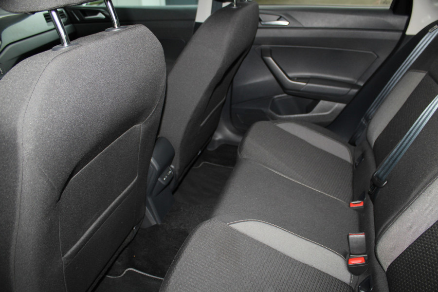 Volkswagen Taigo 1.0-96pk TSI Edition. Zeer nette en luxe hoogzitter, slechts 33.500km ! Airco, cruise cntrl adaptief, camera, pdc achter, trekhaak, LED verlichting, Apple Carplay/Android auto, bluetooth telefoonvoorb., digitaal dashboard etc.