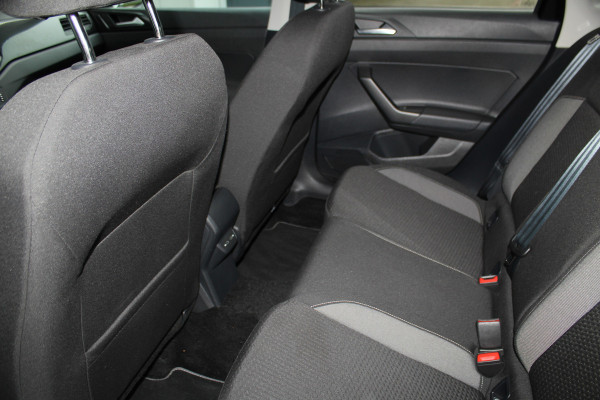 Volkswagen Taigo 1.0-96pk TSI Edition. Zeer nette en luxe hoogzitter, slechts 33.500km ! Airco, cruise cntrl adaptief, camera, pdc achter, trekhaak, LED verlichting, Apple Carplay/Android auto, bluetooth telefoonvoorb., digitaal dashboard etc.