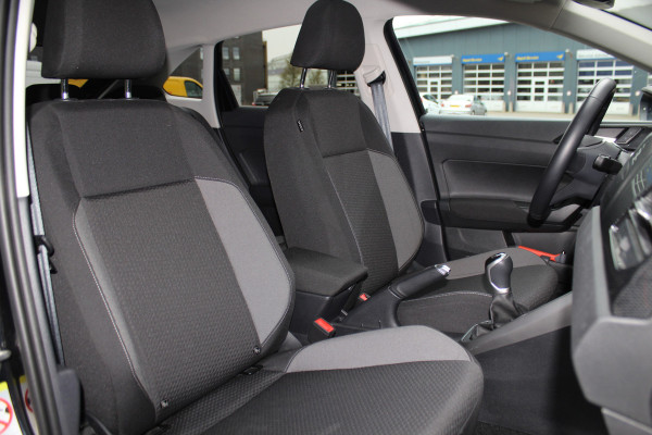 Volkswagen Taigo 1.0-96pk TSI Edition. Zeer nette en luxe hoogzitter, slechts 33.500km ! Airco, cruise cntrl adaptief, camera, pdc achter, trekhaak, LED verlichting, Apple Carplay/Android auto, bluetooth telefoonvoorb., digitaal dashboard etc.