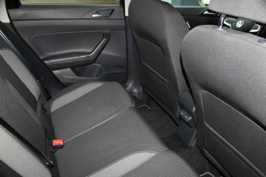 Volkswagen Taigo 1.0-96pk TSI Edition. Zeer nette en luxe hoogzitter, slechts 33.500km ! Airco, cruise cntrl adaptief, camera, pdc achter, trekhaak, LED verlichting, Apple Carplay/Android auto, bluetooth telefoonvoorb., digitaal dashboard etc.