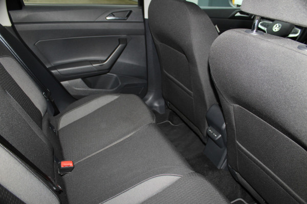 Volkswagen Taigo 1.0-96pk TSI Edition. Zeer nette en luxe hoogzitter, slechts 33.500km ! Airco, cruise cntrl adaptief, camera, pdc achter, trekhaak, LED verlichting, Apple Carplay/Android auto, bluetooth telefoonvoorb., digitaal dashboard etc.