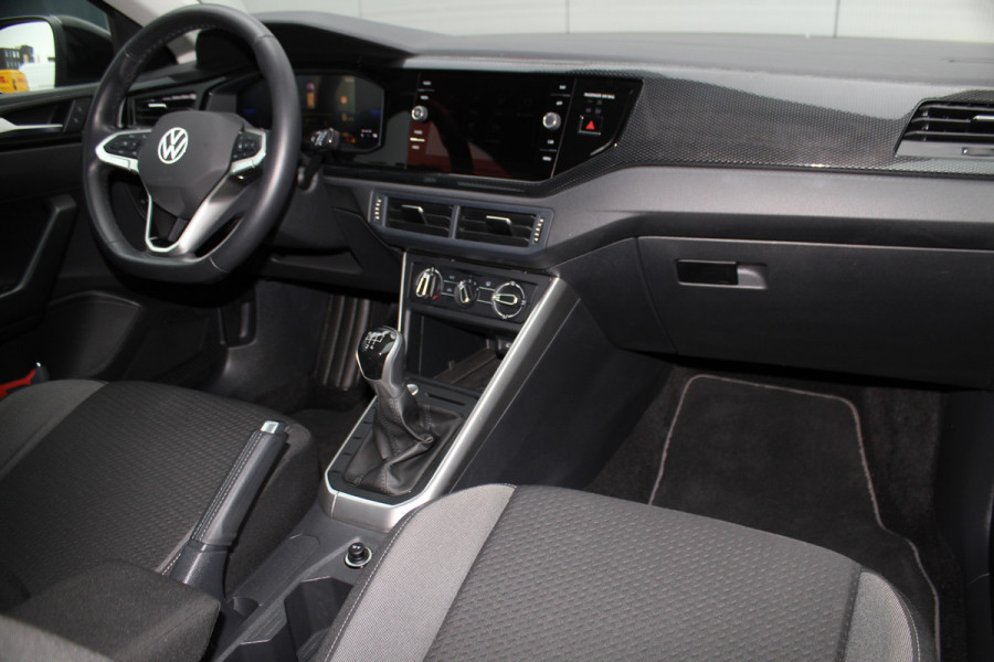 Volkswagen Taigo 1.0-96pk TSI Edition. Zeer nette en luxe hoogzitter, slechts 33.500km ! Airco, cruise cntrl adaptief, camera, pdc achter, trekhaak, LED verlichting, Apple Carplay/Android auto, bluetooth telefoonvoorb., digitaal dashboard etc.