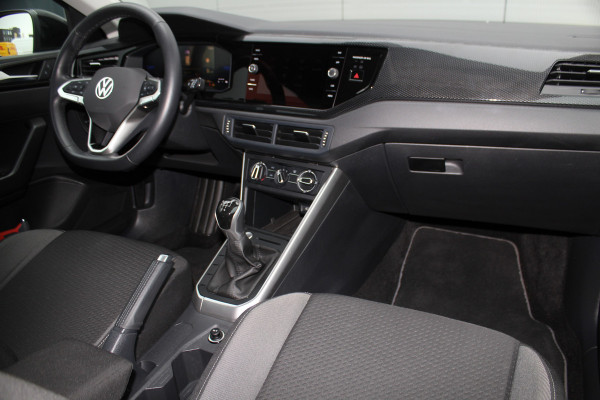 Volkswagen Taigo 1.0-96pk TSI Edition. Zeer nette en luxe hoogzitter, slechts 33.500km ! Airco, cruise cntrl adaptief, camera, pdc achter, trekhaak, LED verlichting, Apple Carplay/Android auto, bluetooth telefoonvoorb., digitaal dashboard etc.