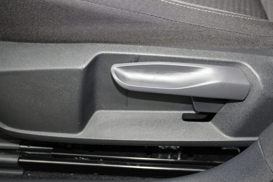 Volkswagen Taigo 1.0-96pk TSI Edition. Zeer nette en luxe hoogzitter, slechts 33.500km ! Airco, cruise cntrl adaptief, camera, pdc achter, trekhaak, LED verlichting, Apple Carplay/Android auto, bluetooth telefoonvoorb., digitaal dashboard etc.