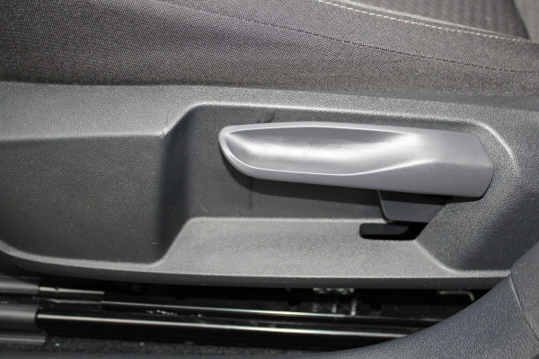 Volkswagen Taigo 1.0-96pk TSI Edition. Zeer nette en luxe hoogzitter, slechts 33.500km ! Airco, cruise cntrl adaptief, camera, pdc achter, trekhaak, LED verlichting, Apple Carplay/Android auto, bluetooth telefoonvoorb., digitaal dashboard etc.