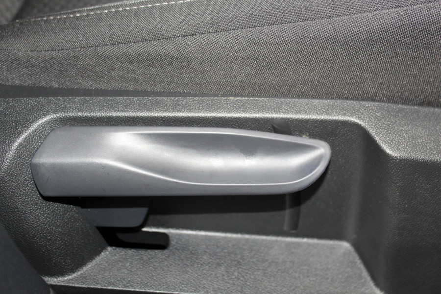 Volkswagen Taigo 1.0-96pk TSI Edition. Zeer nette en luxe hoogzitter, slechts 33.500km ! Airco, cruise cntrl adaptief, camera, pdc achter, trekhaak, LED verlichting, Apple Carplay/Android auto, bluetooth telefoonvoorb., digitaal dashboard etc.