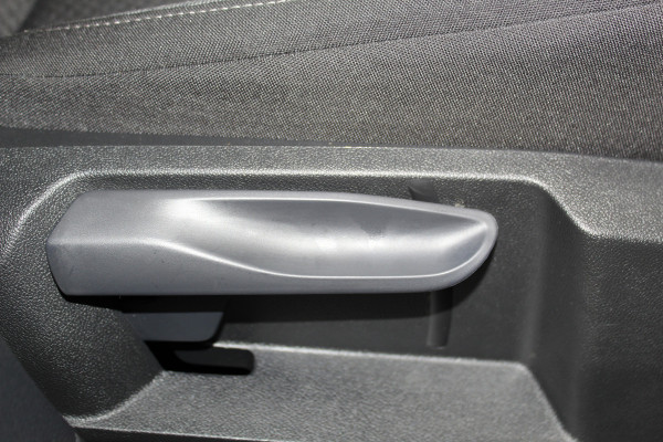 Volkswagen Taigo 1.0-96pk TSI Edition. Zeer nette en luxe hoogzitter, slechts 33.500km ! Airco, cruise cntrl adaptief, camera, pdc achter, trekhaak, LED verlichting, Apple Carplay/Android auto, bluetooth telefoonvoorb., digitaal dashboard etc.