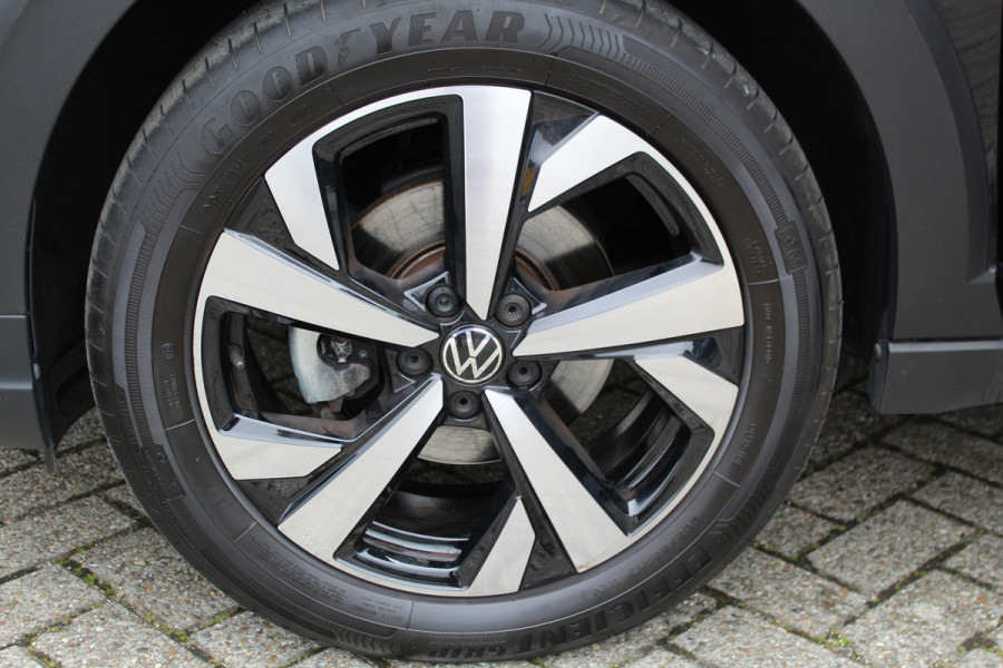 Volkswagen Taigo 1.0-96pk TSI Edition. Zeer nette en luxe hoogzitter, slechts 33.500km ! Airco, cruise cntrl adaptief, camera, pdc achter, trekhaak, LED verlichting, Apple Carplay/Android auto, bluetooth telefoonvoorb., digitaal dashboard etc.