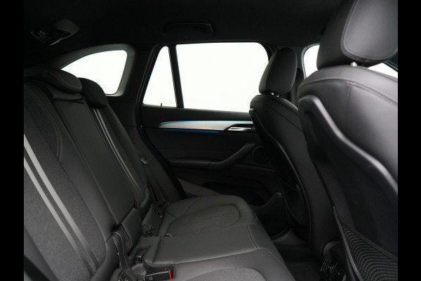 BMW X1 xDrive25e Sportline PHEV 221pk Dealer O.H. | Trekhaak Afn. | Camera | Adaptive LED | Hifi Sound | Sportstoelen Verwarmd | Sfeerverlichting | Apple Carplay | Navigatie | DAB | Cruise Control | Plug In Hybrid |