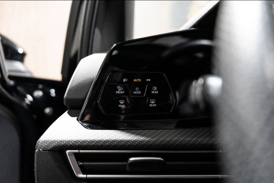 Volkswagen Golf 2.0 TSI R 4Motion PANO IQ CAMERA