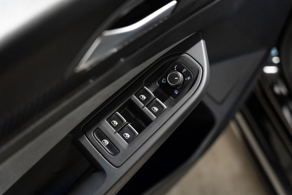 Volkswagen Golf 2.0 TSI R 4Motion PANO IQ CAMERA