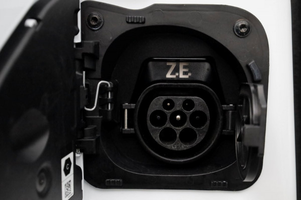 Renault Master T35 Z.E. 33 kWh 100% Electrische bakwagen met laadklep SOH 99% 11-2022