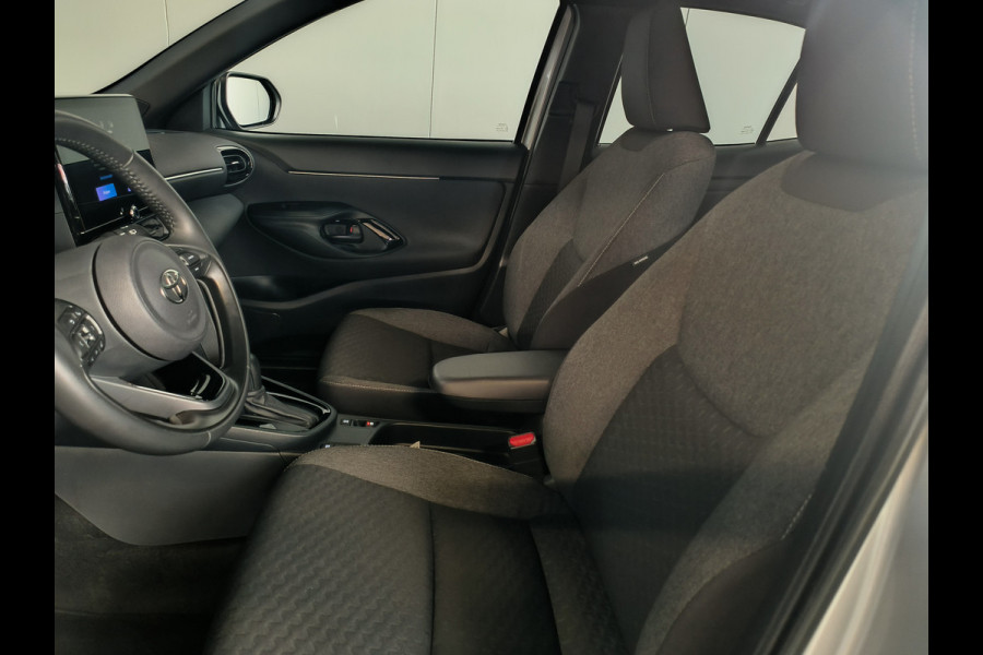 Toyota Yaris Cross 1.5 Hybrid 115 Comfort Dynamic uit 2025 Rijklaar + Fabrieksgarantie Henk Jongen Auto's in Helmond,  al 50 jaar service zoals 't hoort!