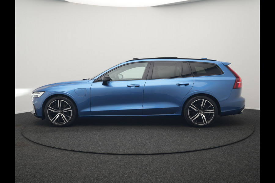 Volvo V60 T6 Recharge AWD R-Design PHEV 340pk Dealer O.H. | Trekhaak Af Fabriek | Panodak | Adaptive Cruise | 360 Camera | Lederen Sportstoelen Memory & Verwarmd | Keyless | Blis | Stuur Verwarmd | Apple Carplay | Navigatie | DAB | Plug In Hybrid |