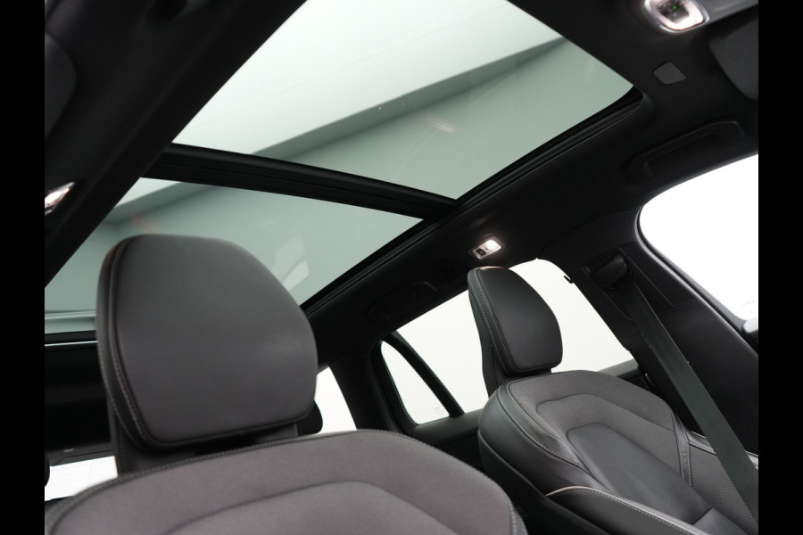 Volvo V60 T6 Recharge AWD R-Design PHEV 340pk Dealer O.H. | Trekhaak Af Fabriek | Panodak | Adaptive Cruise | 360 Camera | Lederen Sportstoelen Memory & Verwarmd | Keyless | Blis | Stuur Verwarmd | Apple Carplay | Navigatie | DAB | Plug In Hybrid |