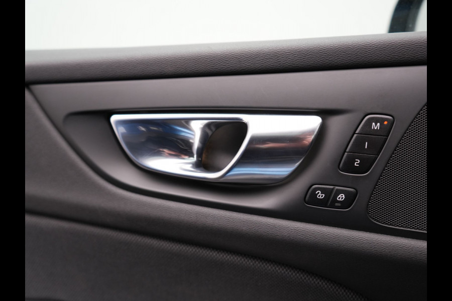 Volvo V60 T6 Recharge AWD R-Design PHEV 340pk Dealer O.H. | Trekhaak Af Fabriek | Panodak | Adaptive Cruise | 360 Camera | Lederen Sportstoelen Memory & Verwarmd | Keyless | Blis | Stuur Verwarmd | Apple Carplay | Navigatie | DAB | Plug In Hybrid |