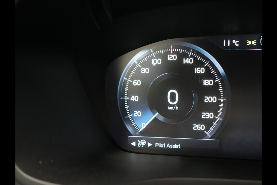 Volvo V60 T6 Recharge AWD R-Design PHEV 340pk Dealer O.H. | Trekhaak Af Fabriek | Panodak | Adaptive Cruise | 360 Camera | Lederen Sportstoelen Memory & Verwarmd | Keyless | Blis | Stuur Verwarmd | Apple Carplay | Navigatie | DAB | Plug In Hybrid |