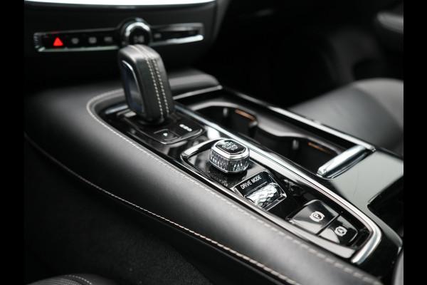 Volvo V60 T6 Recharge AWD R-Design PHEV 340pk Dealer O.H. | Trekhaak Af Fabriek | Panodak | Adaptive Cruise | 360 Camera | Lederen Sportstoelen Memory & Verwarmd | Keyless | Blis | Stuur Verwarmd | Apple Carplay | Navigatie | DAB | Plug In Hybrid |