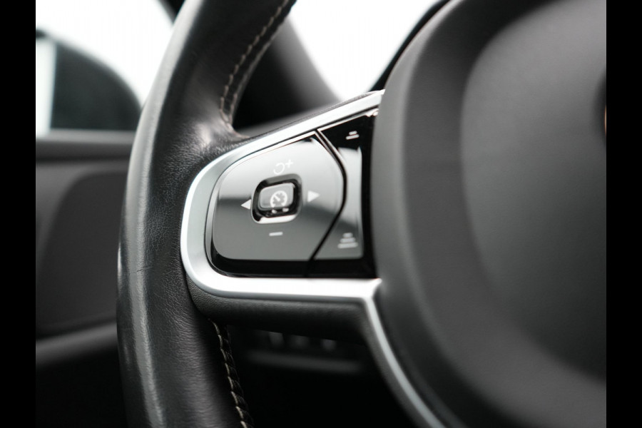 Volvo V60 T6 Recharge AWD R-Design PHEV 340pk Dealer O.H. | Trekhaak Af Fabriek | Panodak | Adaptive Cruise | 360 Camera | Lederen Sportstoelen Memory & Verwarmd | Keyless | Blis | Stuur Verwarmd | Apple Carplay | Navigatie | DAB | Plug In Hybrid |