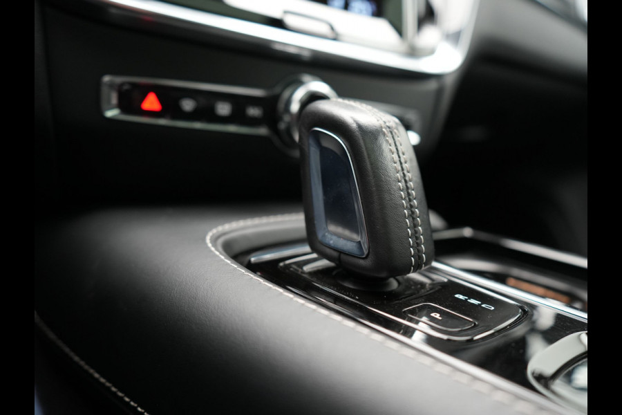 Volvo V60 T6 Recharge AWD R-Design PHEV 340pk Dealer O.H. | Trekhaak Af Fabriek | Panodak | Adaptive Cruise | 360 Camera | Lederen Sportstoelen Memory & Verwarmd | Keyless | Blis | Stuur Verwarmd | Apple Carplay | Navigatie | DAB | Plug In Hybrid |