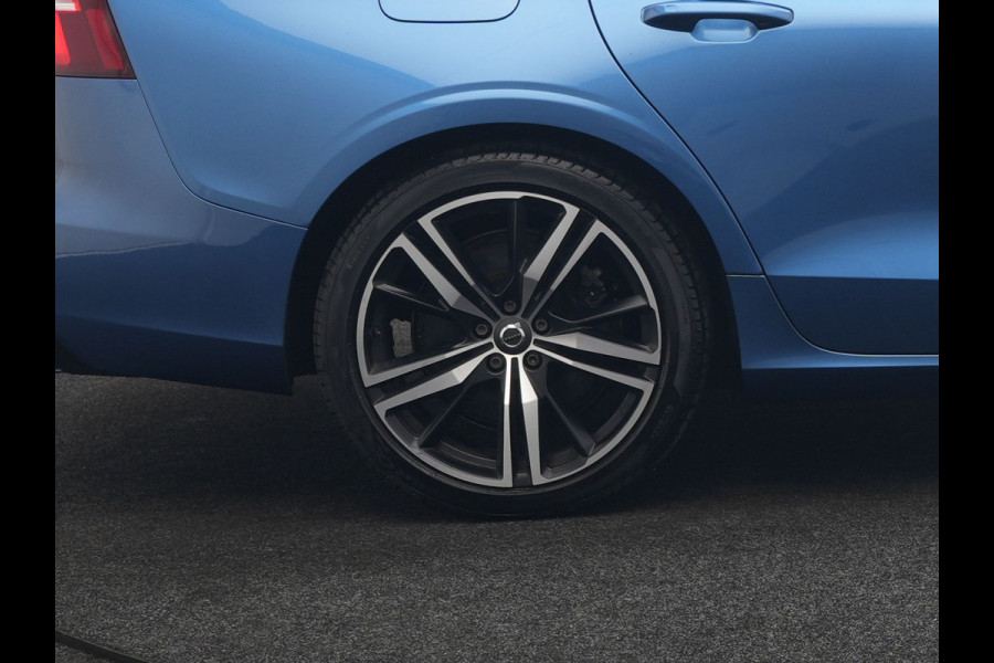 Volvo V60 T6 Recharge AWD R-Design PHEV 340pk Dealer O.H. | Trekhaak Af Fabriek | Panodak | Adaptive Cruise | 360 Camera | Lederen Sportstoelen Memory & Verwarmd | Keyless | Blis | Stuur Verwarmd | Apple Carplay | Navigatie | DAB | Plug In Hybrid |