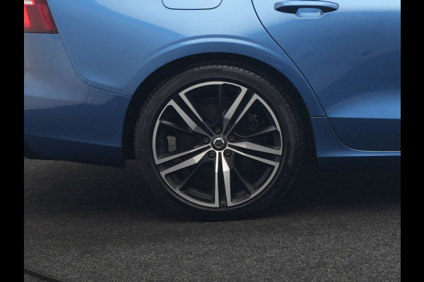 Volvo V60 T6 Recharge AWD R-Design PHEV 340pk Dealer O.H. | Trekhaak Af Fabriek | Panodak | Adaptive Cruise | 360 Camera | Lederen Sportstoelen Memory & Verwarmd | Keyless | Blis | Stuur Verwarmd | Apple Carplay | Navigatie | DAB | Plug In Hybrid |