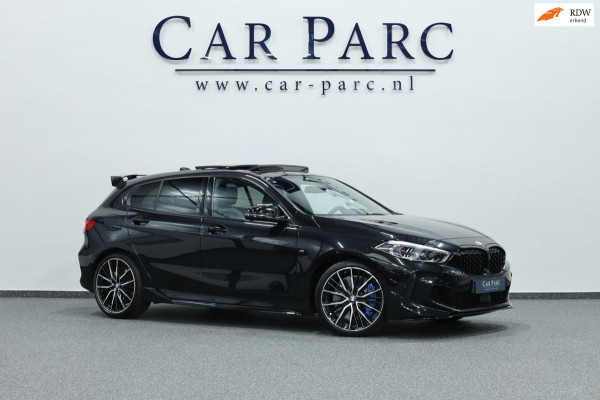 BMW 1-serie M135i xDrive 306+PK M-PERFORMANCE/LED/VIRTUAL/SFEER/PANO/LEER+S.VERWARMING/CAM/LMV/ACC/ECC/12 MND GARANTIE!