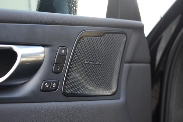 Volvo XC60 T6 350PK Plug-in hybrid AWD Ultra Black Edition / Navigatie / Adaptieve Cruisecontrol / Head Up-Display / Panorama dak / Elektrische stoelen met geheugen / Stuurverwarming / Stoelverwarming v+a / 360 Camera /